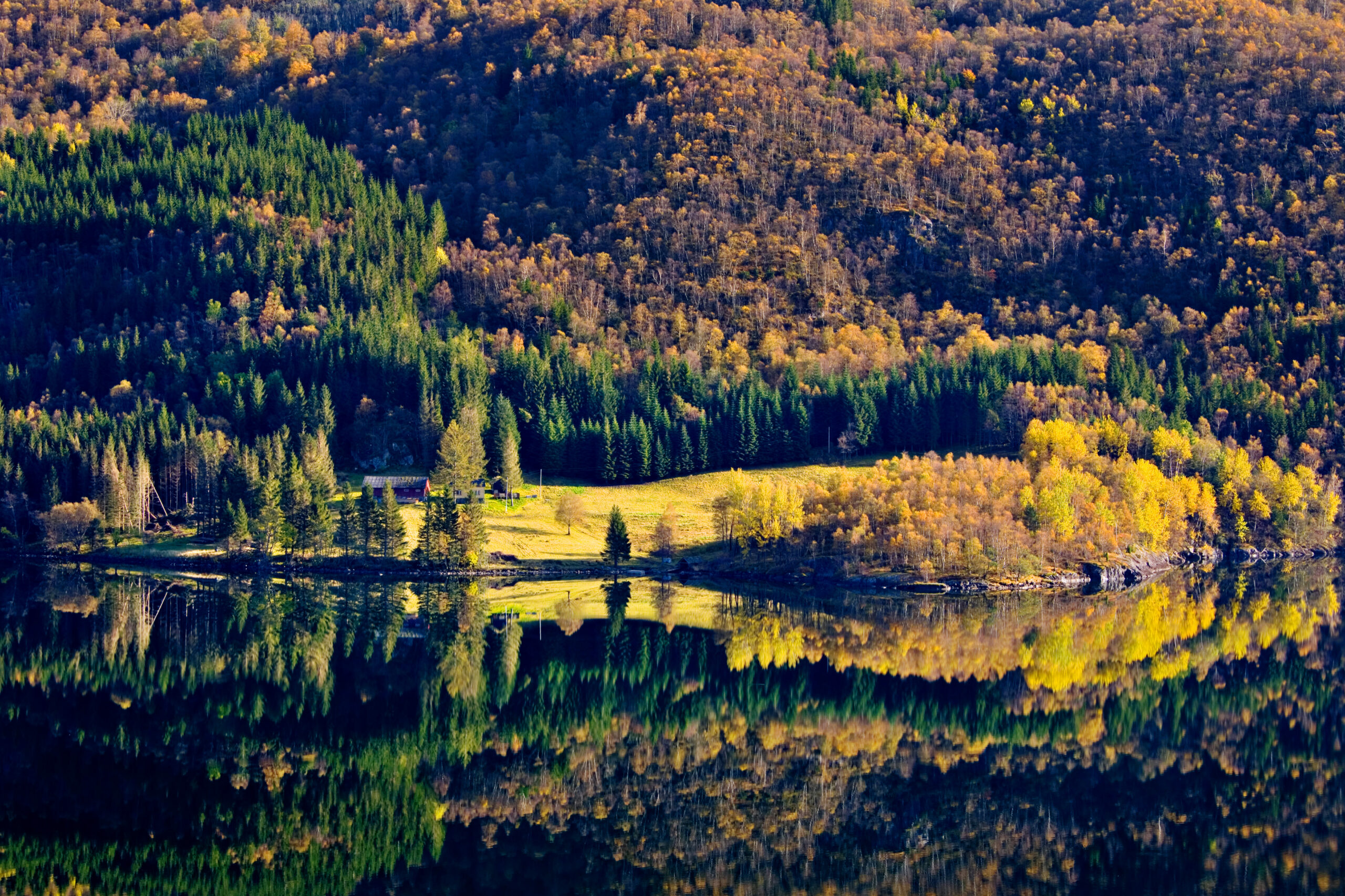 Mot Håheim, Stordalsvatnet i Etne.